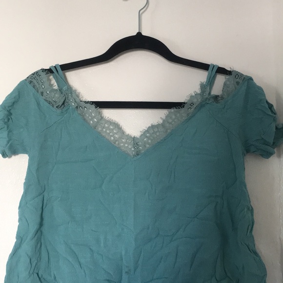Pretty open shoulder lace top! - Picture 1 of 3